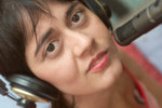 Lara con cuffie e microfono